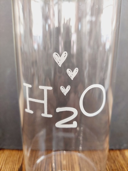 Bottiglia in vetro con decoro H2O