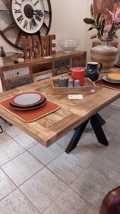 Tavolo pranzo Empire in legno di acacia e base in ferro nero - Allungabile