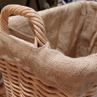 Cesto porta legna rettangolare in rattan e alluminio