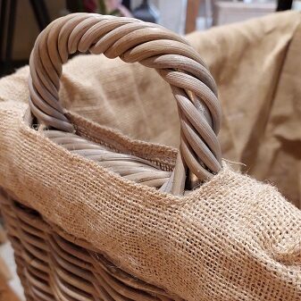 Cesto porta legna quadrato in rattan e alluminio