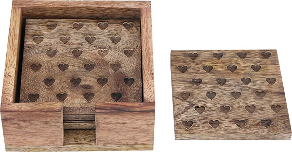 Set 4 sottobicchieri in legno con cuoricini incisi e scatolina in legno