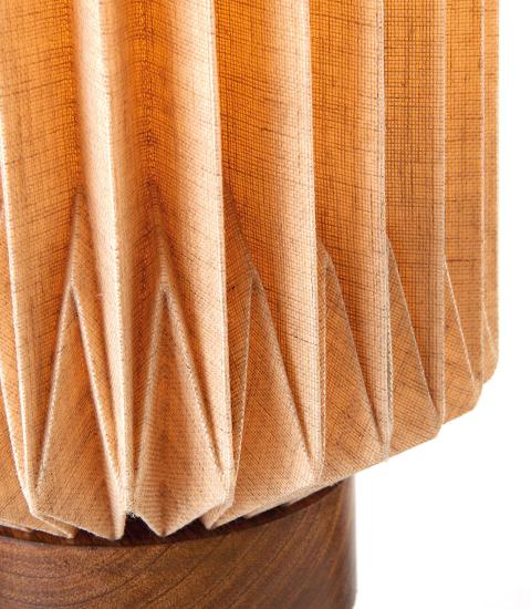 Lampada da tavolo in legno con paralume in lino
