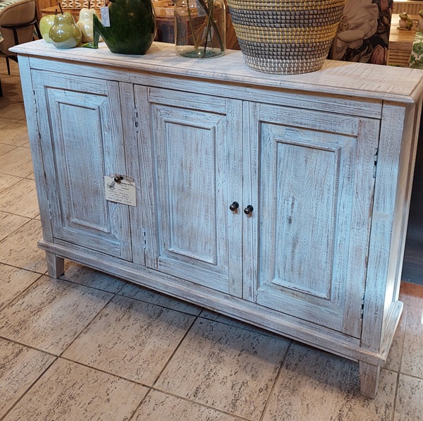 Credenza 3 ante stretta in legno di mango bianco decapato