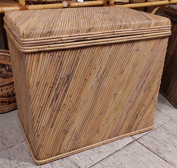 Baule rettangolare in giunco naturale con struttura in legno Baule rettangolare in giunco naturale con struttura in legno
