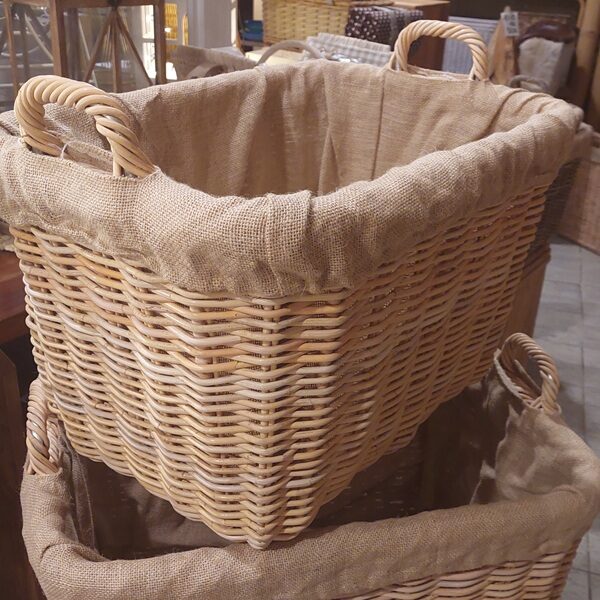 Cesto porta legna rettangolare in rattan naturale e telaio in alluminio