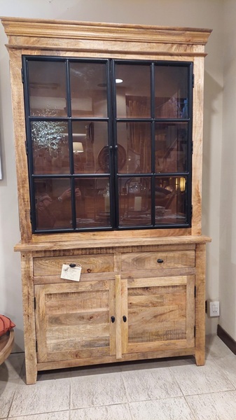 Credenza in legno di acacia e vetrina con ante in ferro nero Credenza in legno di acacia e vetrina con ante in ferro nero